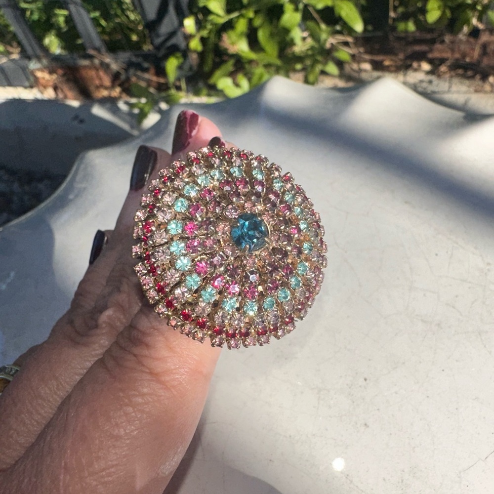 Large rhinestones statement ring - Picture 4 of 5